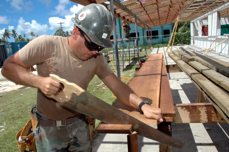 ebeniste-CARNOULES-min_worker_construction_building_carpenter_male_job_build_helmet-893290